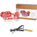 Κιτ συναρμολόγησης XL 'Hello Summer' με 19 RGB LED και ξύλινη βάση, διαφημιστικό σετ με δωρεάν κολλητήρι και κόλληση, κόκκινη XL πλακέτα τυπωμένου κυκλώματος, εκπαιδευτικό και δημιουργικό κιτ STEM    /    Soldering kit, XL ‘Hello Summer’ with 19 RGB LEDs and wooden stand, promotional set with free soldering iron and solder, red XL PCB, educational and creative STEM kit